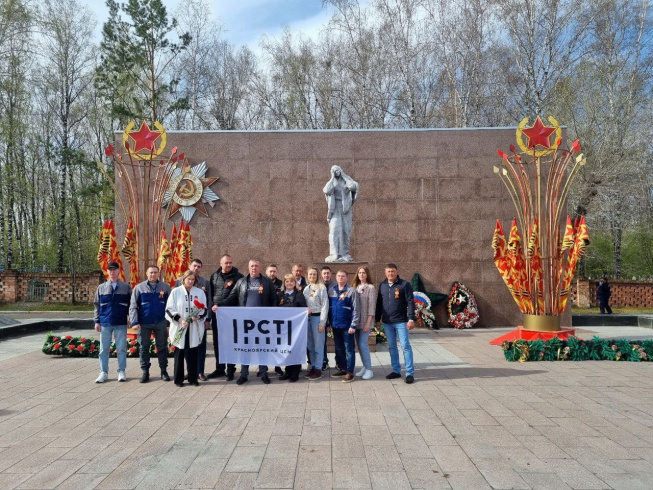 Цветы к подножьям обелисков...